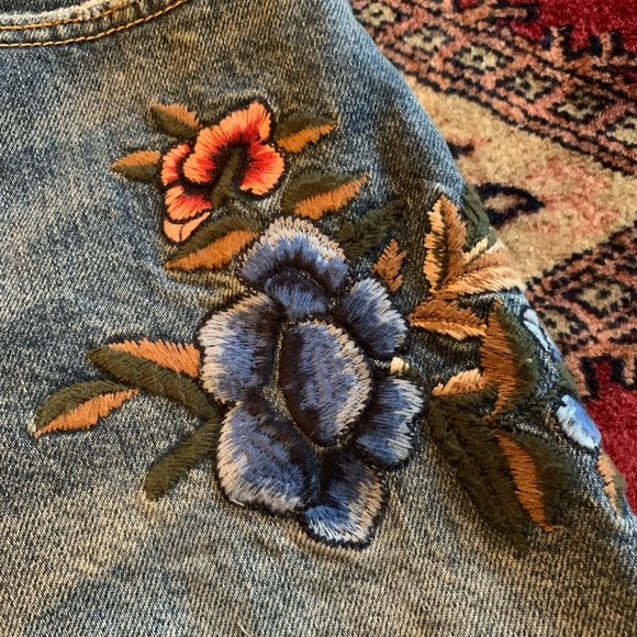 Abercrombie & Fitch Embroidered Jean Shorts - Picture 3 of 8